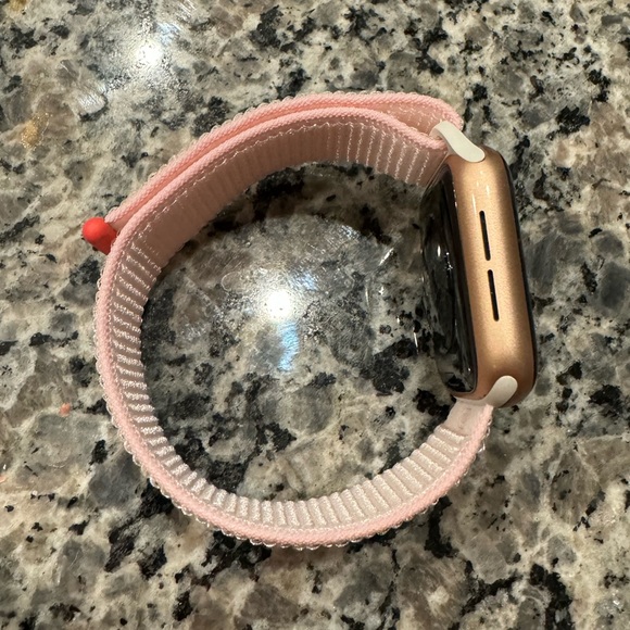 Apple Watch - SE 1st Gen - 40mm - Picture 3 of 4